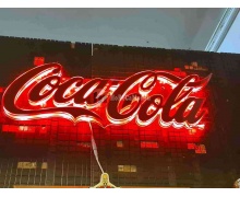 Вывеска Кока Кола (COCA COLA), вывеска светиться мерцающим светом красного цвета