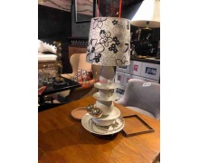 Лампа настольная Tea break дизайнерская лампа выполнена из декоративных чашек и блюдец в белом цвете
