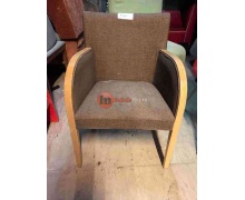 Кресло коричневое каркас выполнен из дерева, ткань рогожка темного цвета, ручки деревянные бежевого цвета