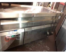 Линия Холодильный стол импортного производства для линии раздачи, оснащен двумя распашными дверцами, охлаждаемой поверхности для напитков или салатов. Размер: 1500х750х900 мм