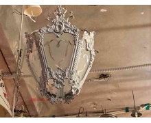 Светильник белый готика выполнен из металла и стекла